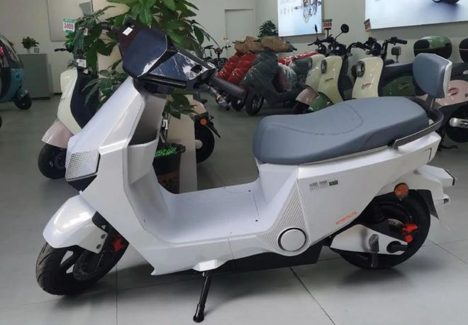 绿源与小刀电动车哪个品牌更值得选？5大维度对比后告诉你答案